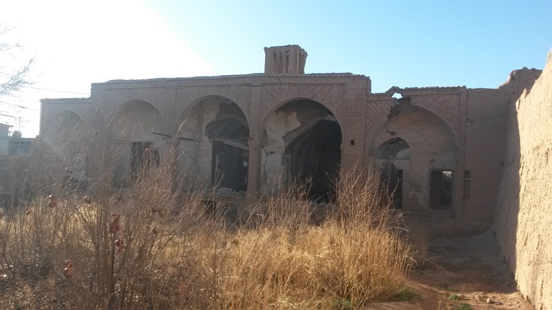 خانه اربابی روستای حاجی‌آباد قم در حال مرمت است